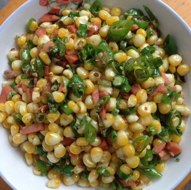 左手嘉嘉右手蒲做的青椒玉米粒