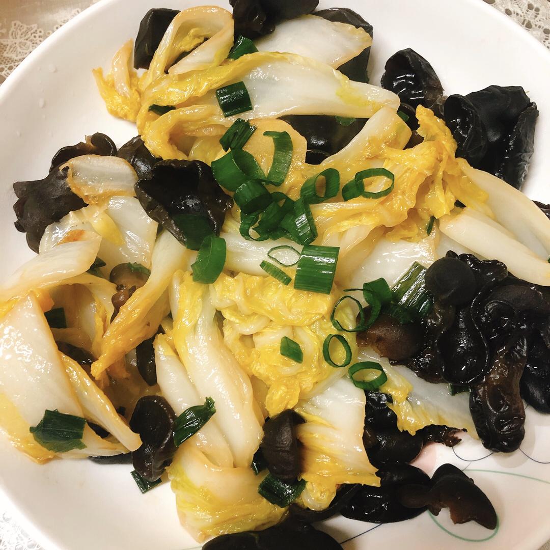 家常木耳炒白菜的做法