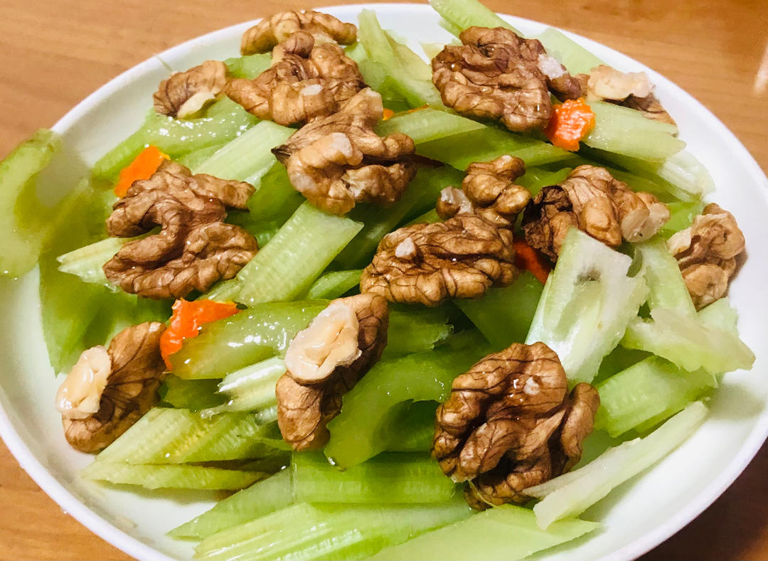 【春夏凉拌菜】西芹拌核桃