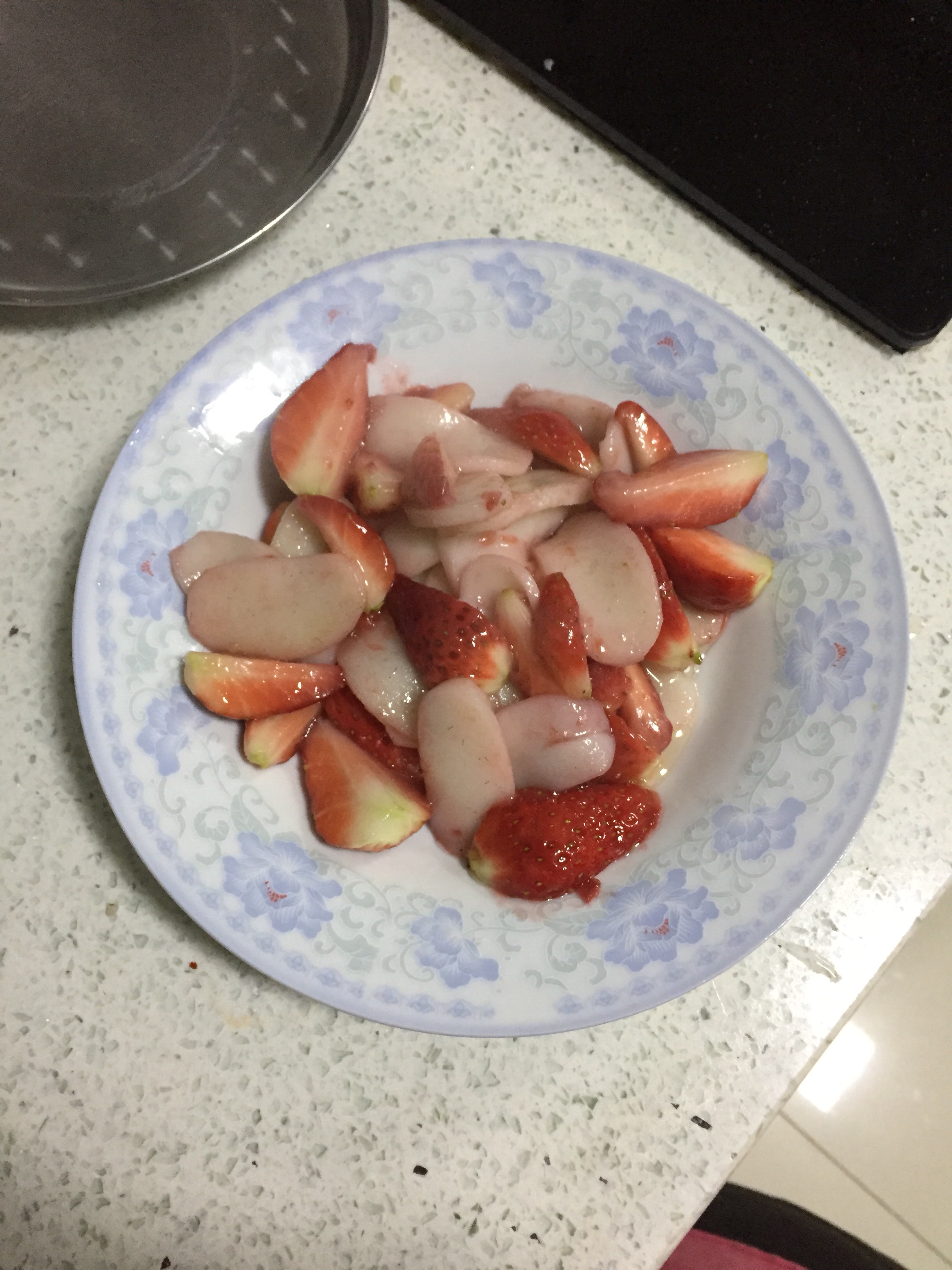 草莓炒年糕的做法