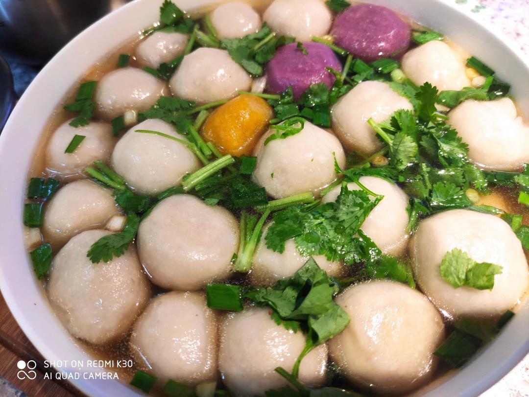 就像有句话所说：成年人的世界里，从来就没有“容易”二字。很多时候，你只能单枪匹马，直面生活的兵荒马乱。