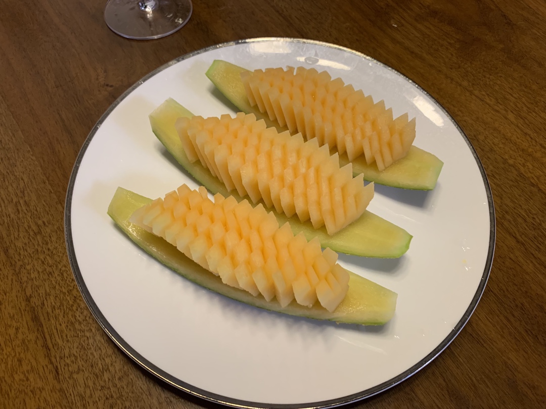 小牙医爱厨房做的哈密瓜水果拼盘