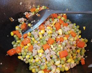 玉米胡萝卜冬豆肉末的做法 步骤3
