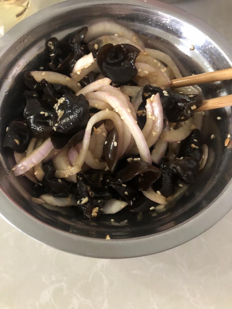 凉拌洋葱木耳