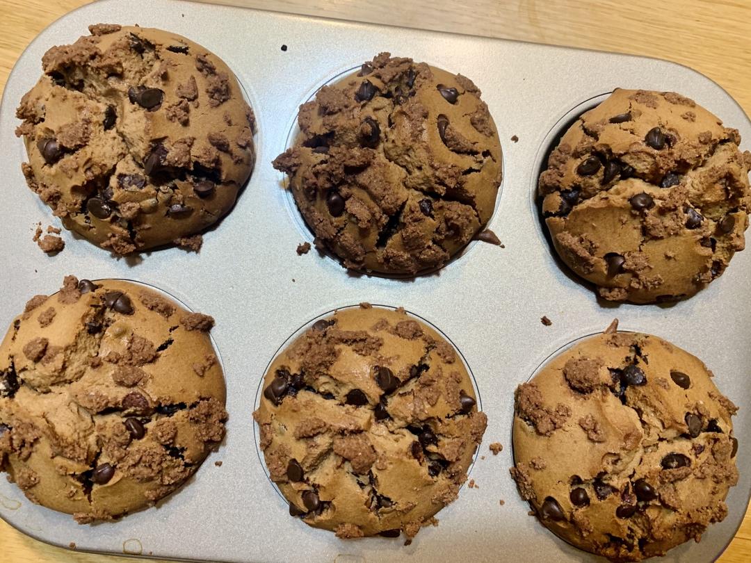 拥有蘑菇头的巧克力玛芬蛋糕麦芬蛋糕