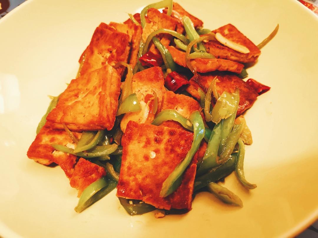尖椒炒煎豆腐的做法