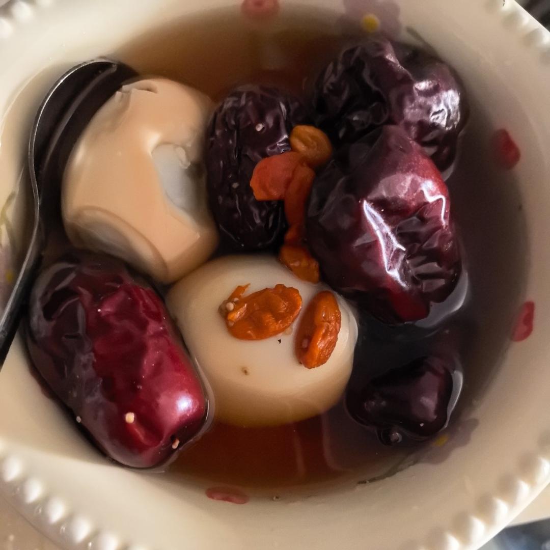 红枣桂圆枸杞红糖水