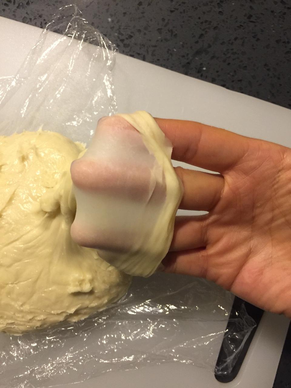 不用机器，一千克面粉轻松揉出手套膜