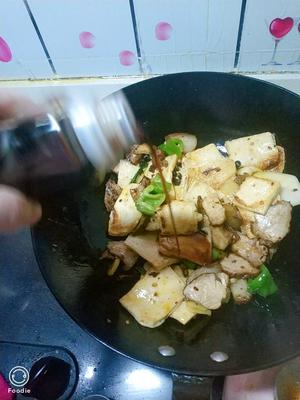 卤回锅肉炒千页豆腐的做法 步骤11