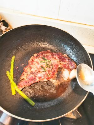 好吃的原切眼肉牛排-附黑胡椒汁和摆盘及各种牛排的区别的做法 步骤8