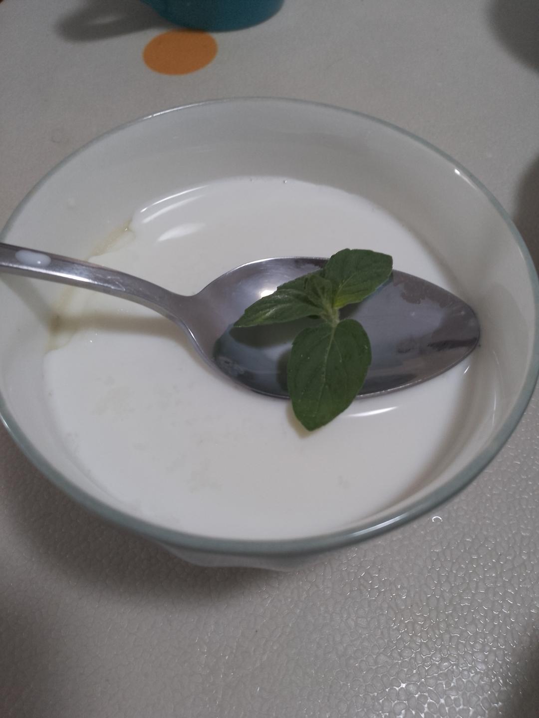 黑芝麻山药炖奶的做法