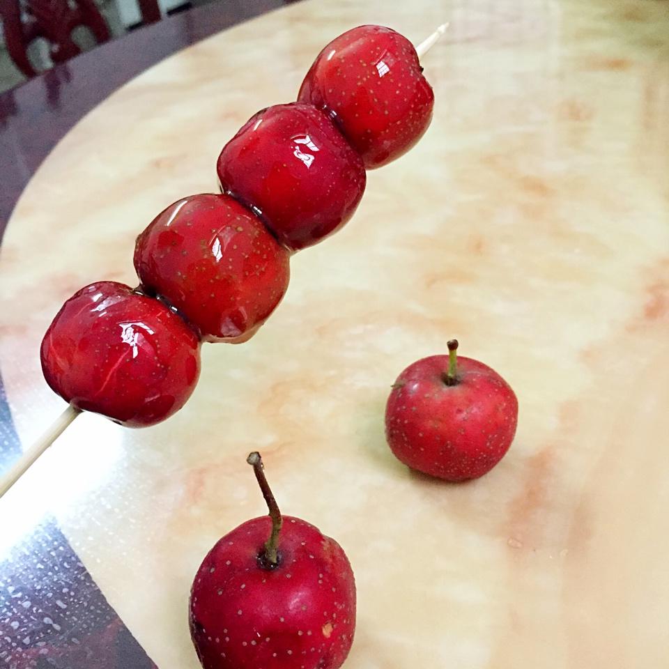 搬砖头的女子做的不用冰糖也可以做的冰糖葫芦