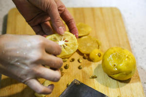 咸柠檬——盐渍风干柠檬片的做法 步骤3