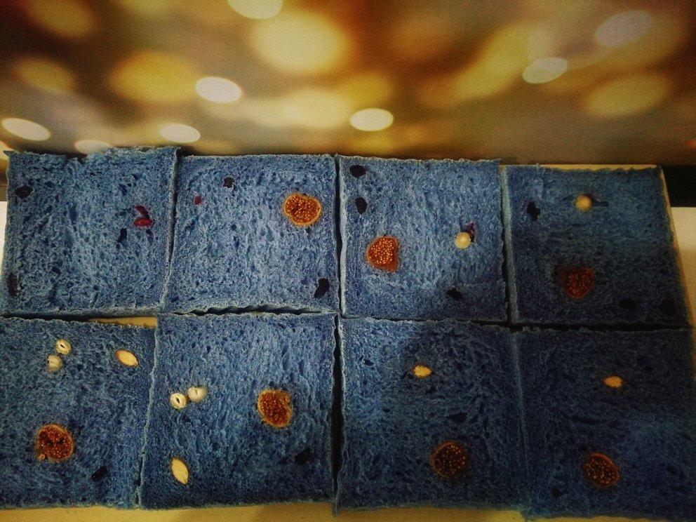 用美食向大师致敬：蝶豆花梵高“星空”吐司B12