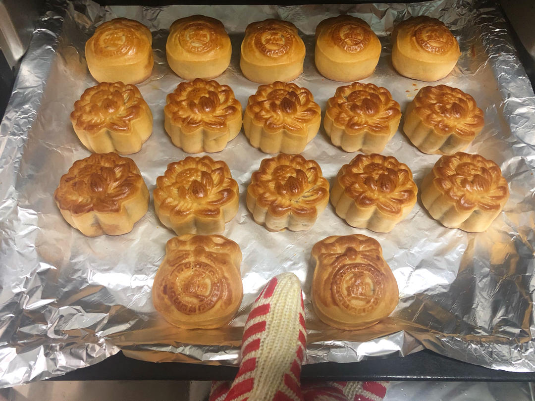 广式月饼—蛋黄莲蓉月饼