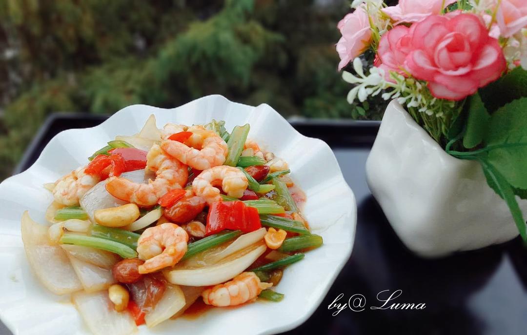 璐妈家的鱼儿做的西芹腰果炒鲜瑶柱(虾仁)---在家也能做出五星级酒店