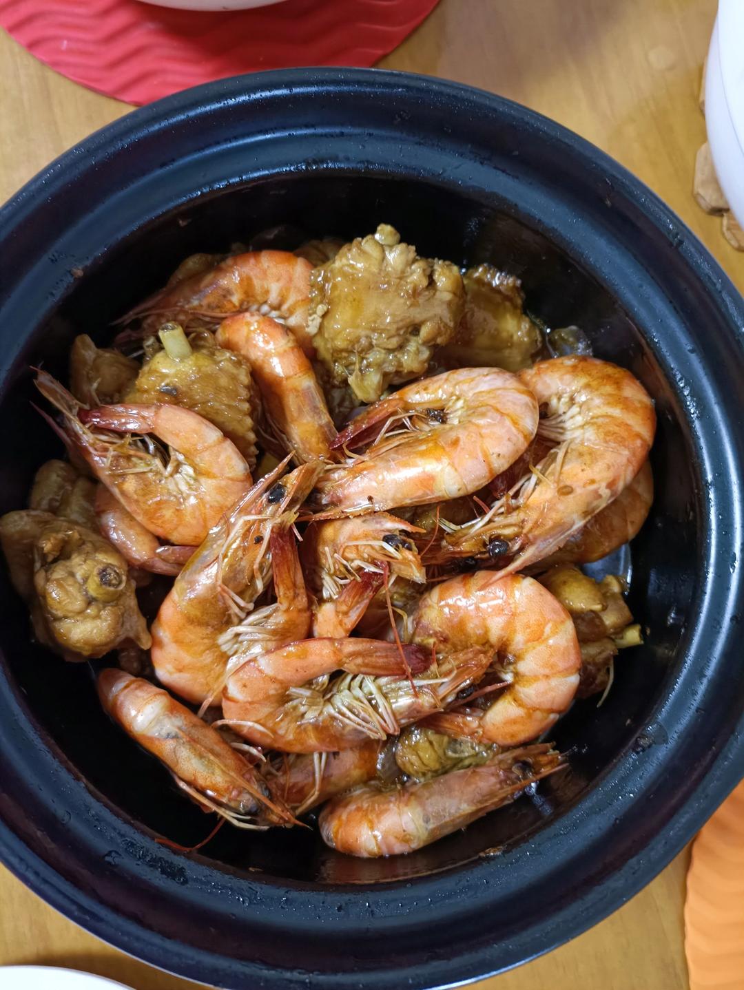 「 晚餐酱香浓郁的鲍鱼虾鸡煲 」