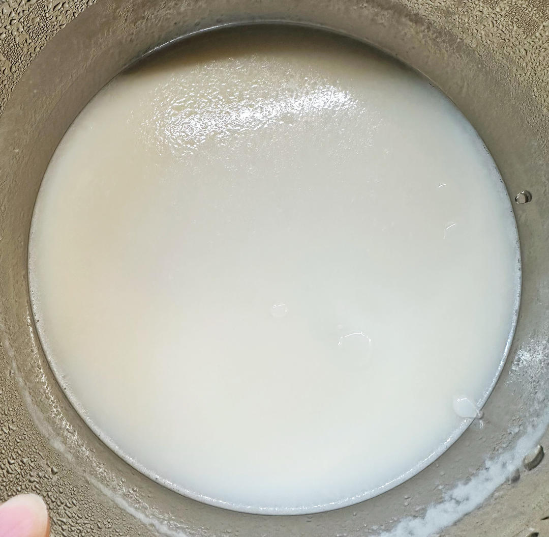 熬制肉皮冻---为小笼包做准备