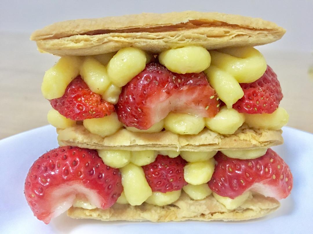 被香屁屁攻击的卡酱做的草莓拿破仑酥