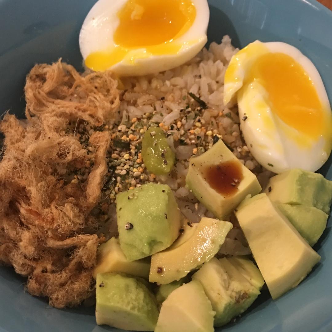 牛油果海苔肉松拌饭