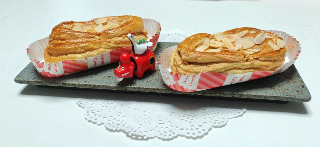 酥的掉渣面包店的经典产品-花生杏仁面包