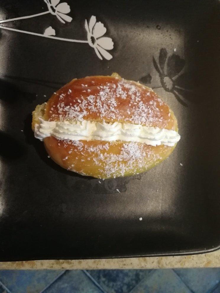 儿时去面包房必买的［椰丝奶油包］