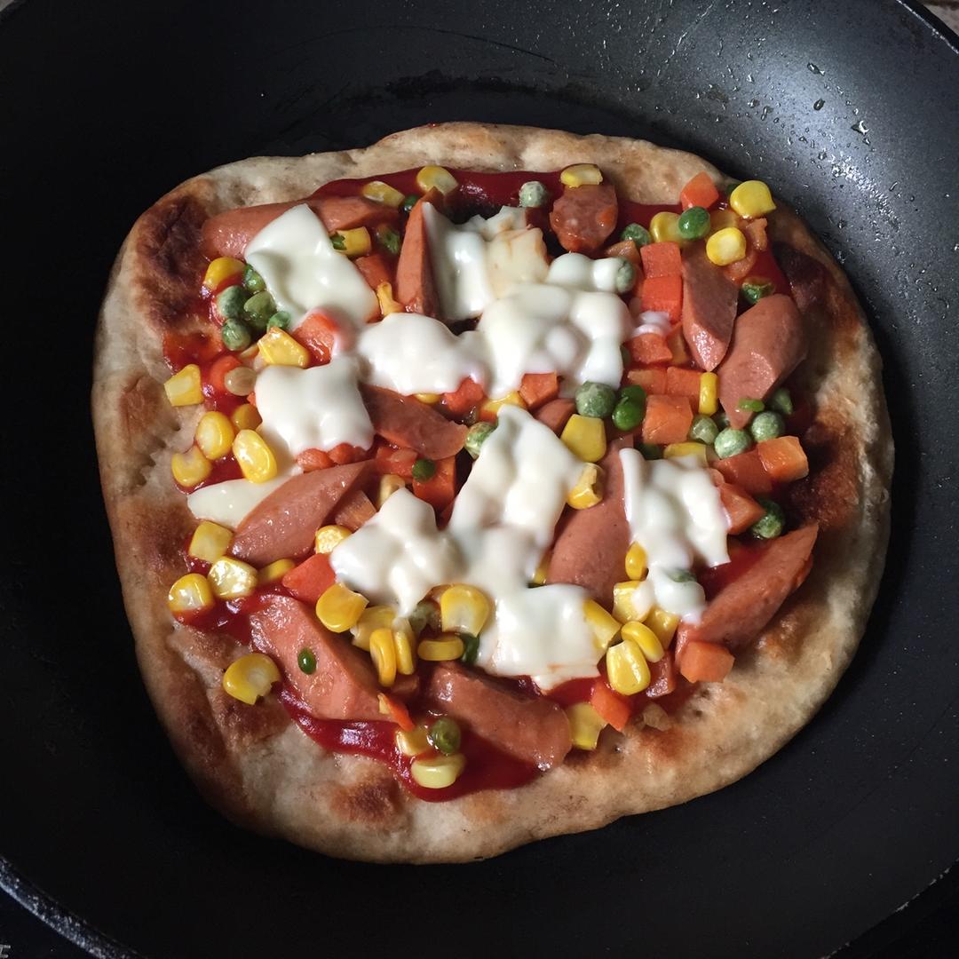 厨房小白012做的平底锅脆底香肠披萨