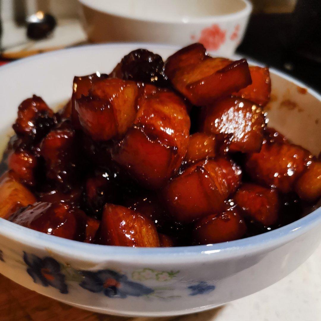 吃着碗里望着锅里的红烧肉