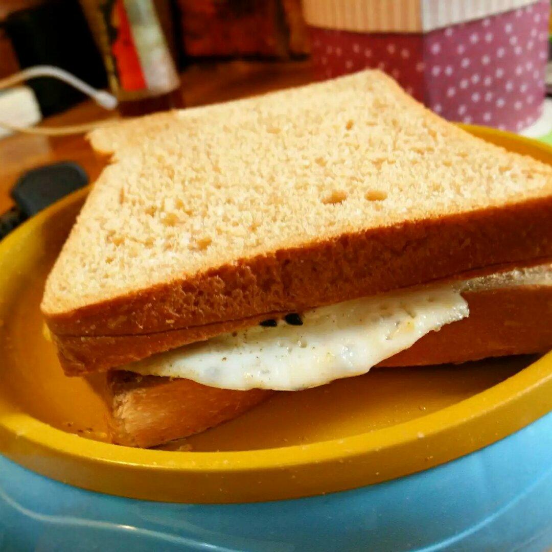 煎蛋火腿全麦三明治