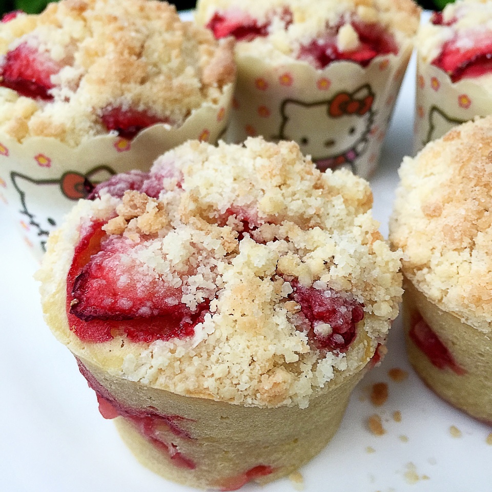 小婉豆儿做的香酥粒草莓马芬蛋糕