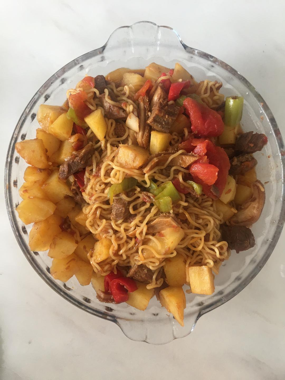 土豆西红柿炖牛肉闷泡面