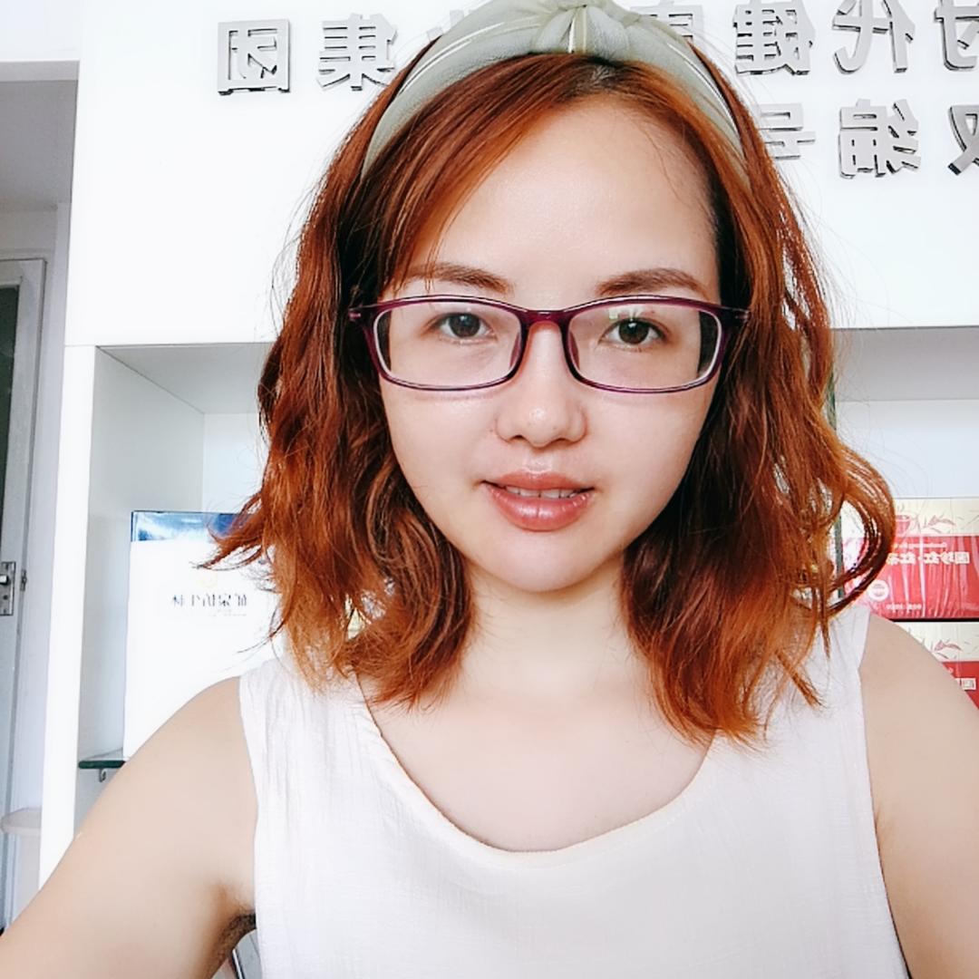 爱做美甲的化妆师