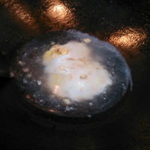 【暖胃】煎蛋枸杞子烧酒汤的做法 步骤5
