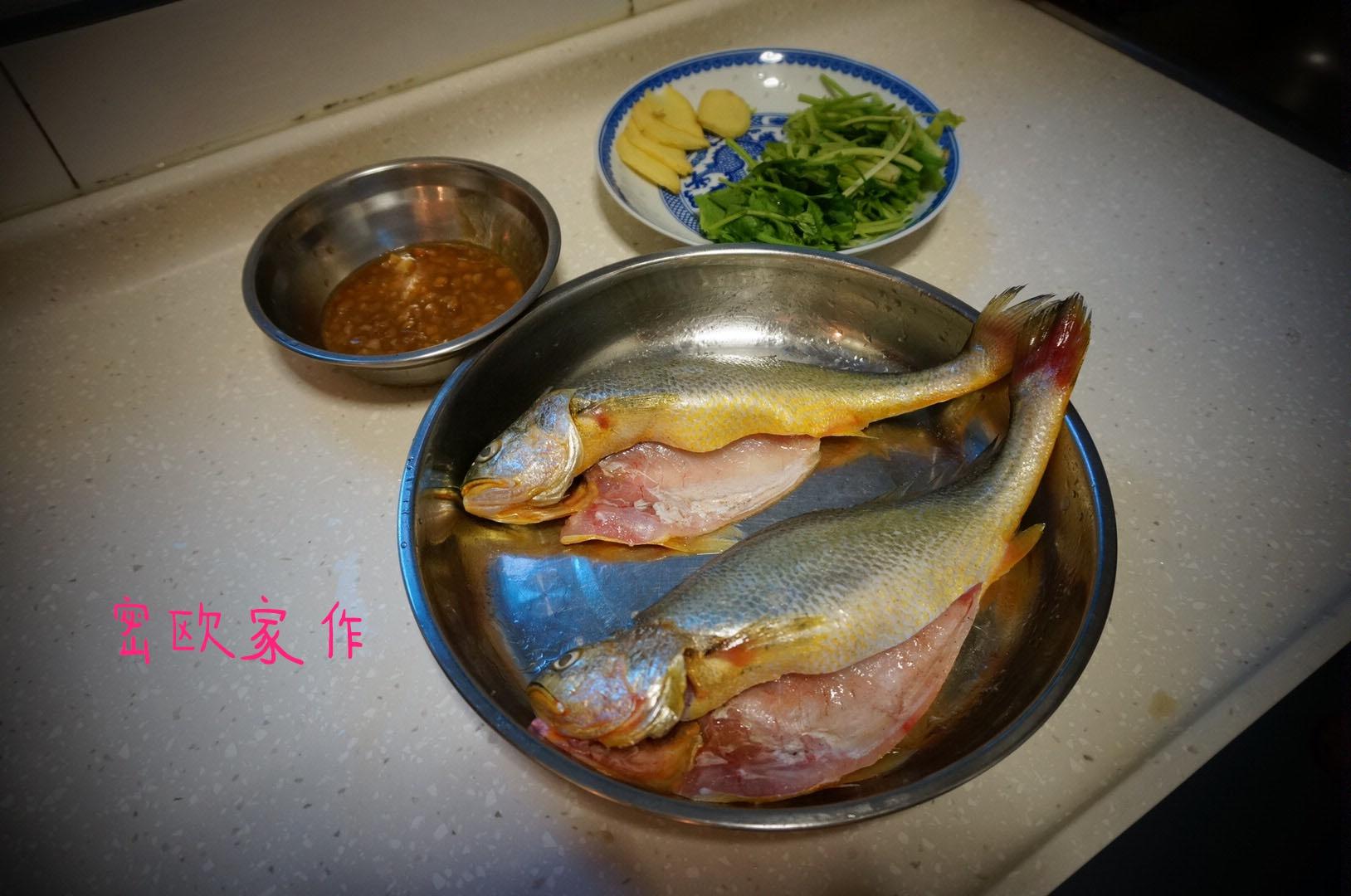 豆瓣酱煮黄花鱼的做法 步骤1