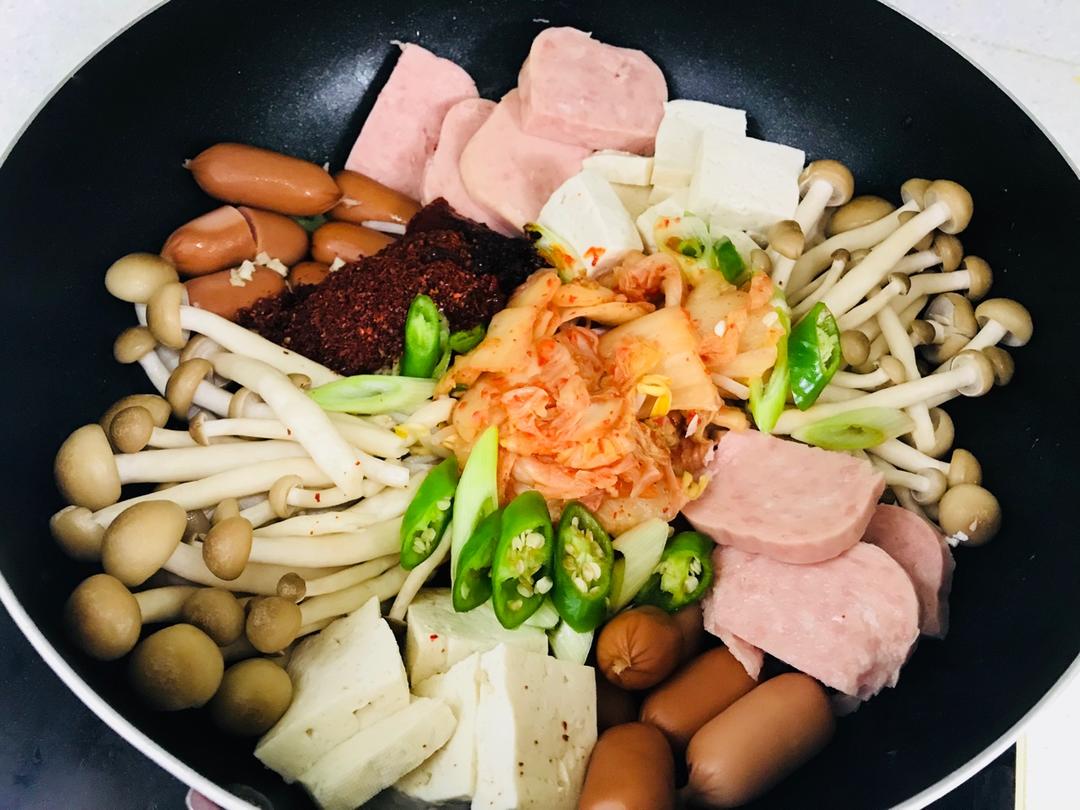 韩式部队锅 Korean Hot Pot (Budae-jjigae)