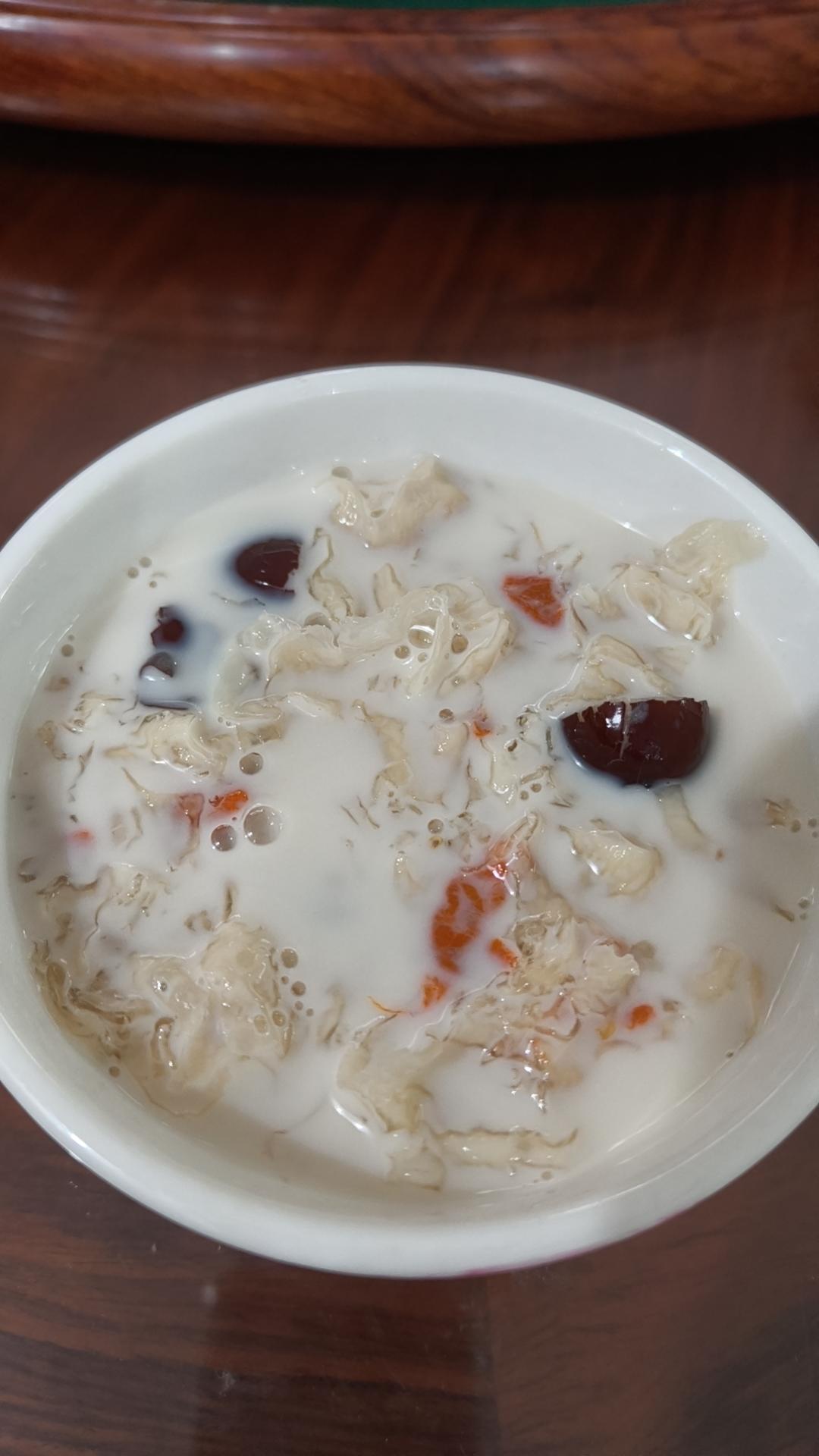 桃胶雪耳燕窝糖水