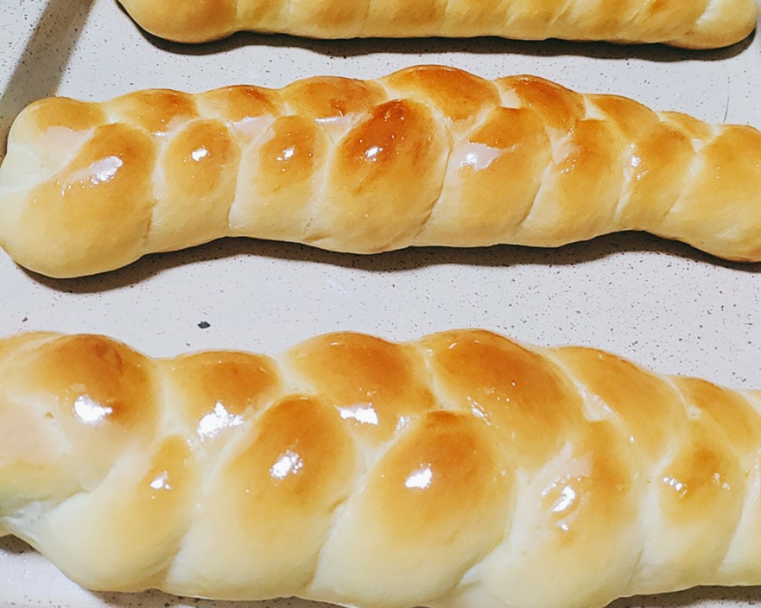 蜂蜜拉丝辫子面包很容易出膜的面包团的做法 步骤15