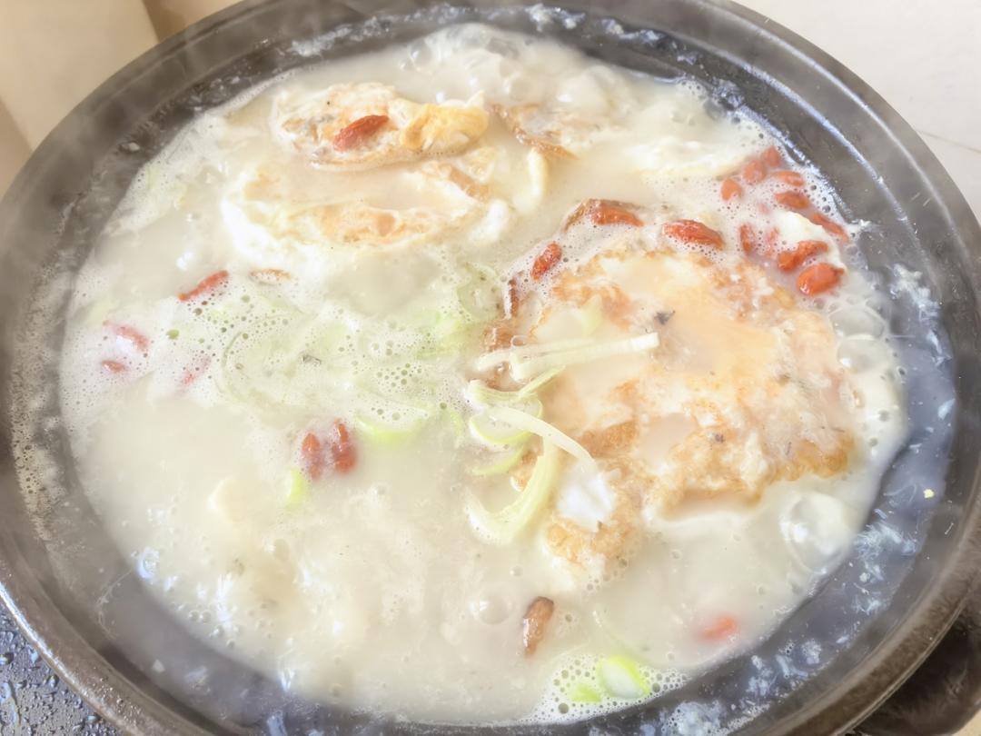 这样做的鲫鱼汤超好喝，奶白奶白的