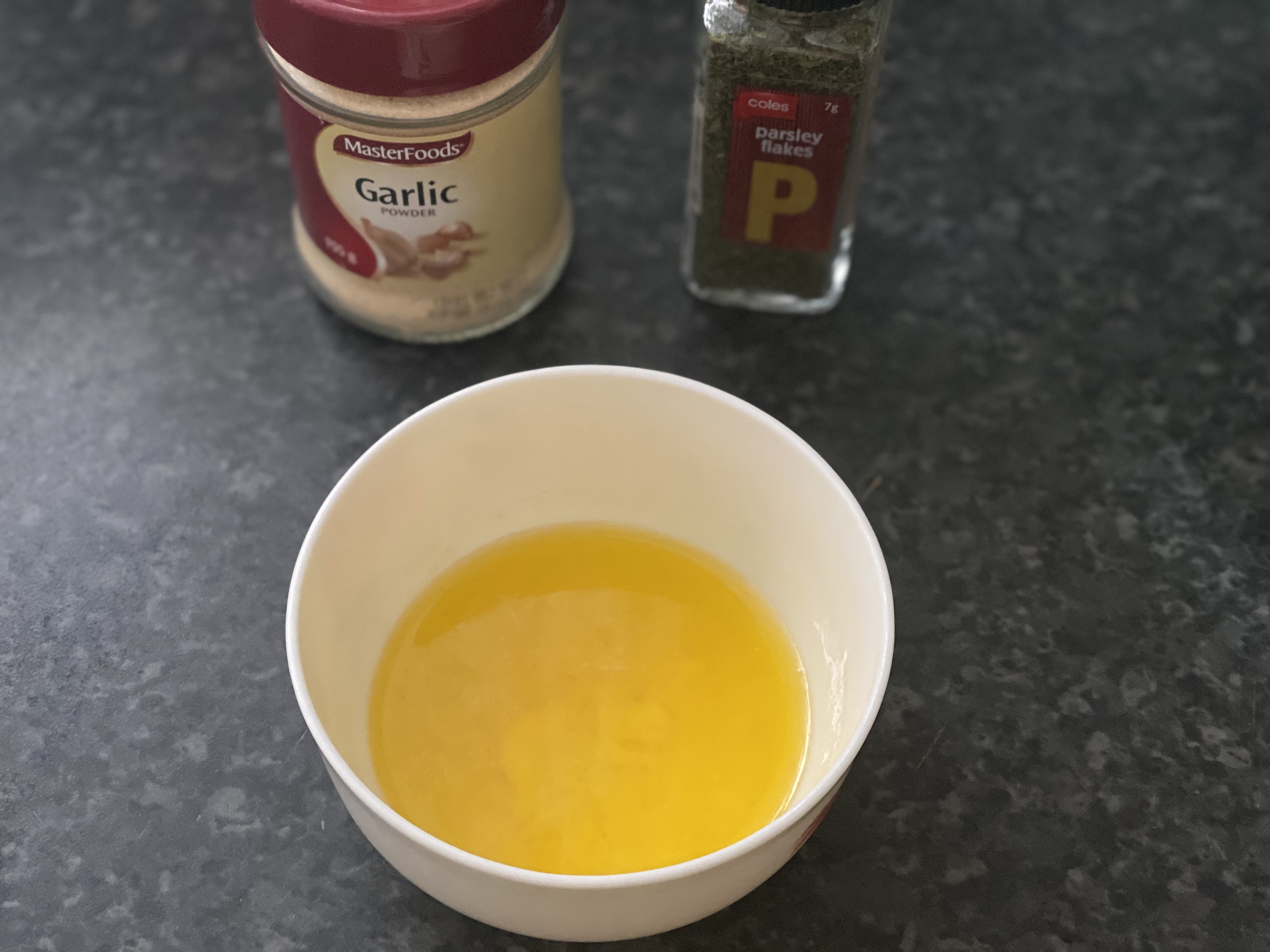 超快手的蒜香黄油吐司片的做法 步骤1