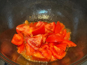 大热天营养开胃番茄鸡蛋鱼圆汤的做法 步骤1