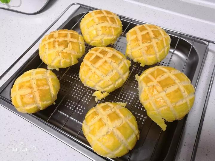 好吃到炸裂的港式菠萝包（附带制作酥皮的小视频）