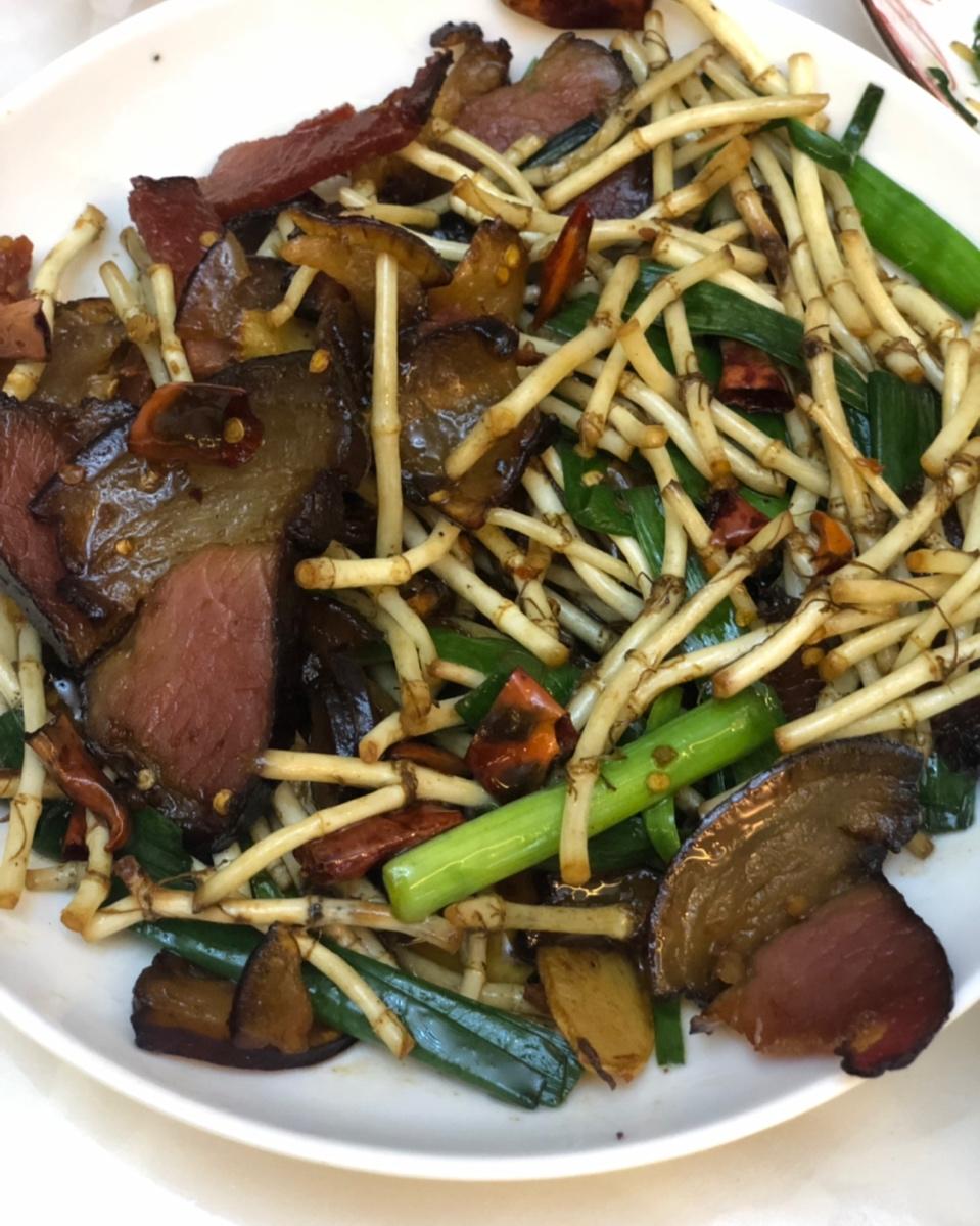 开胃消食下饭的折耳根炒腊肉
