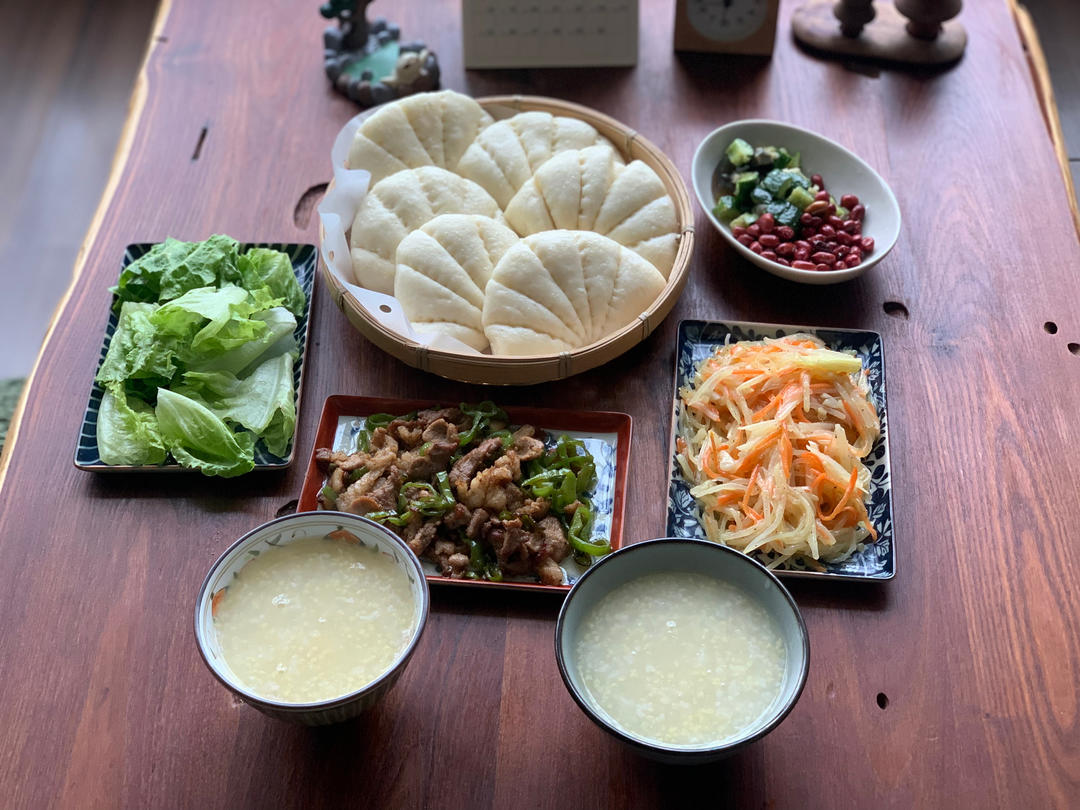 荷叶饼夹（晚上睡前和面团，早上起来蒸的荷叶馒头饼，夹点菜，超好吃😋）