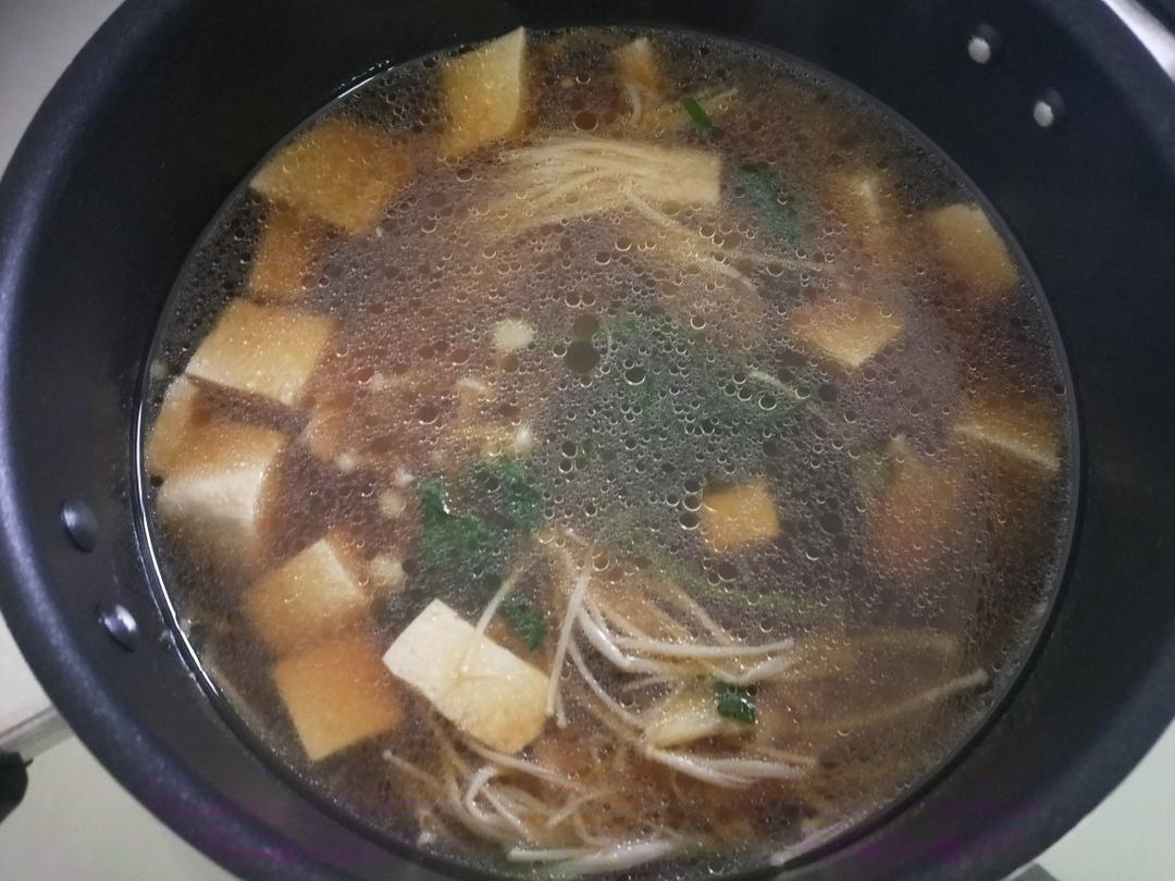 减脂白菜金针菇豆腐汤