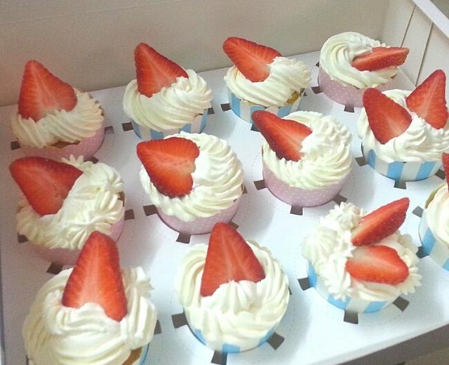 草莓奶油杯子蛋糕的做法