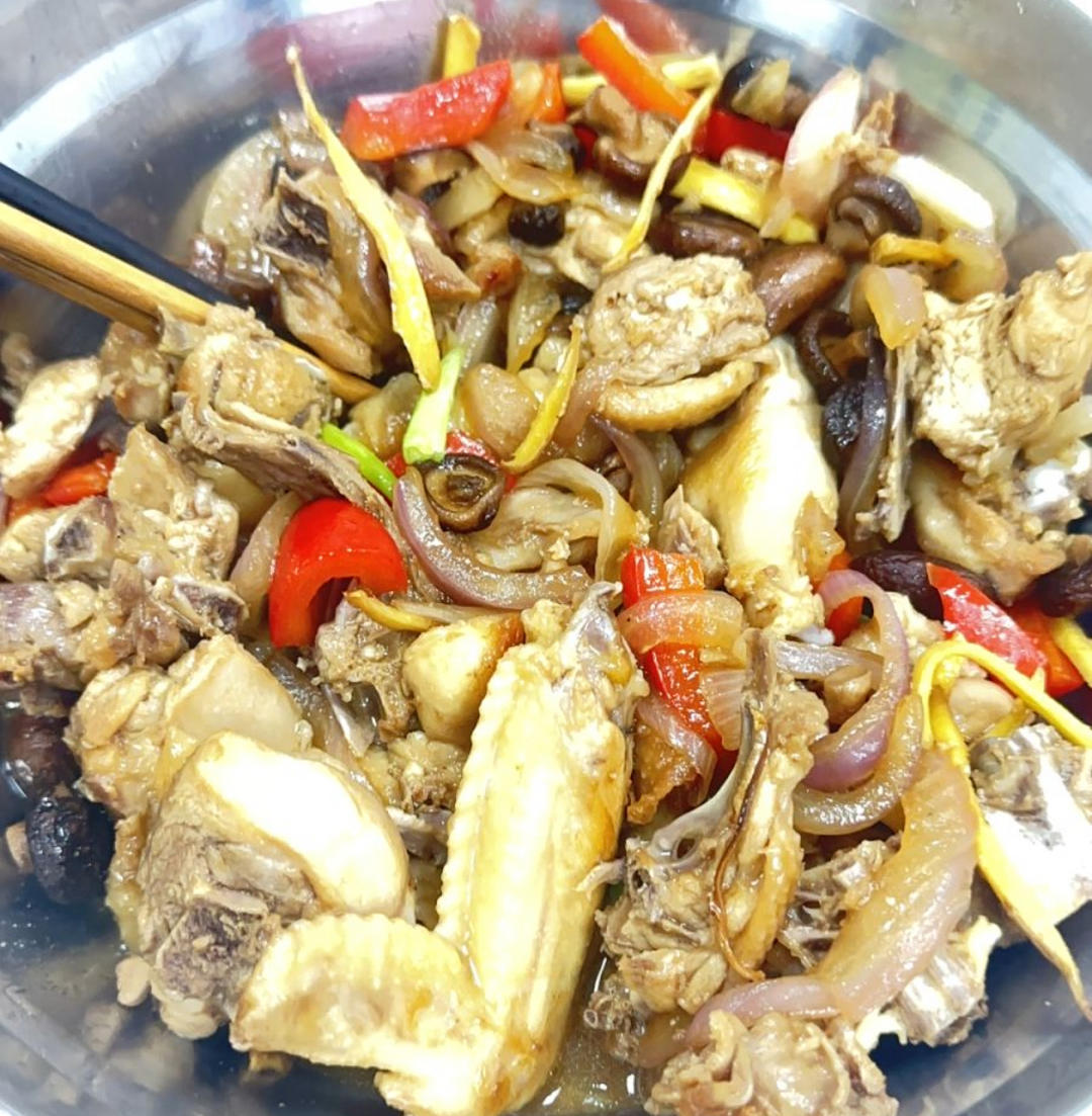 三黄鸡闷小香菇