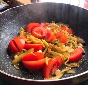 酸爽开胃的“米饭杀手”荷兰豆西红柿炒酸菜的做法 步骤2