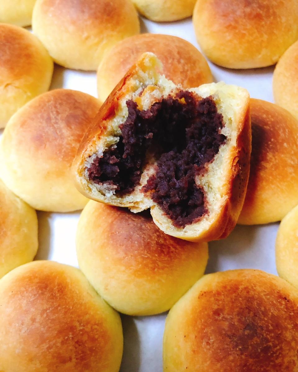 懒牛牛一只82做的小小豆沙芝麻球面包