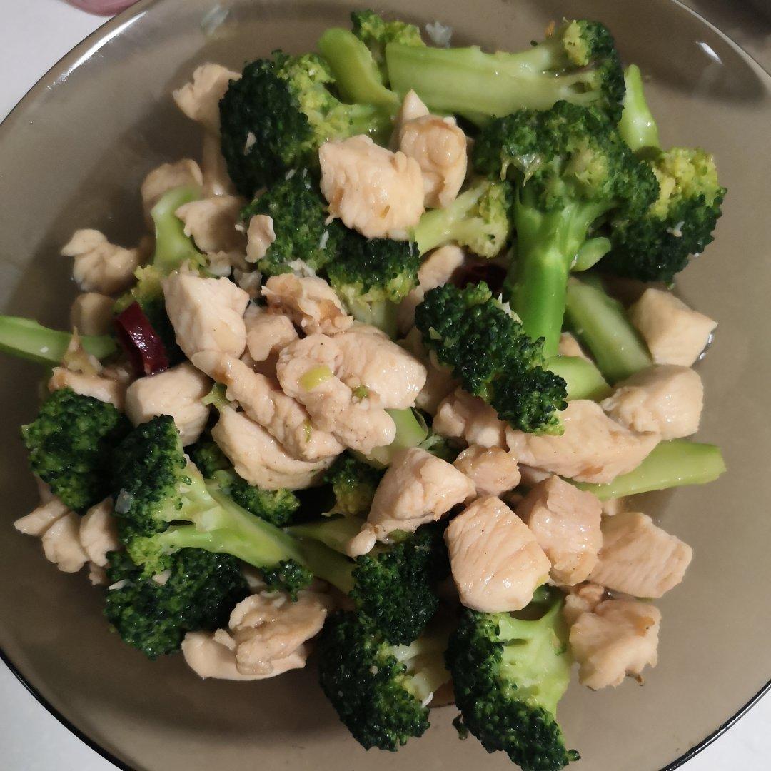 西蓝花炒鸡胸肉（最近爱上减脂餐）