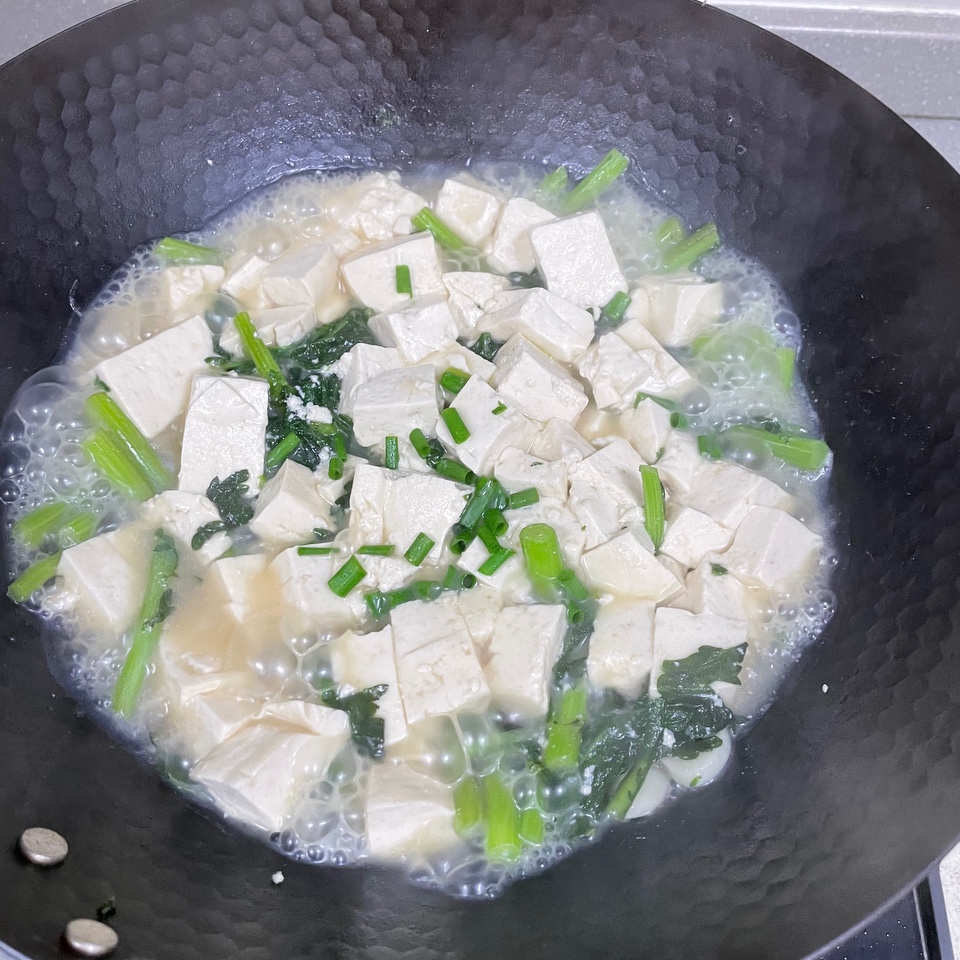 茼蒿炖豆腐的做法
